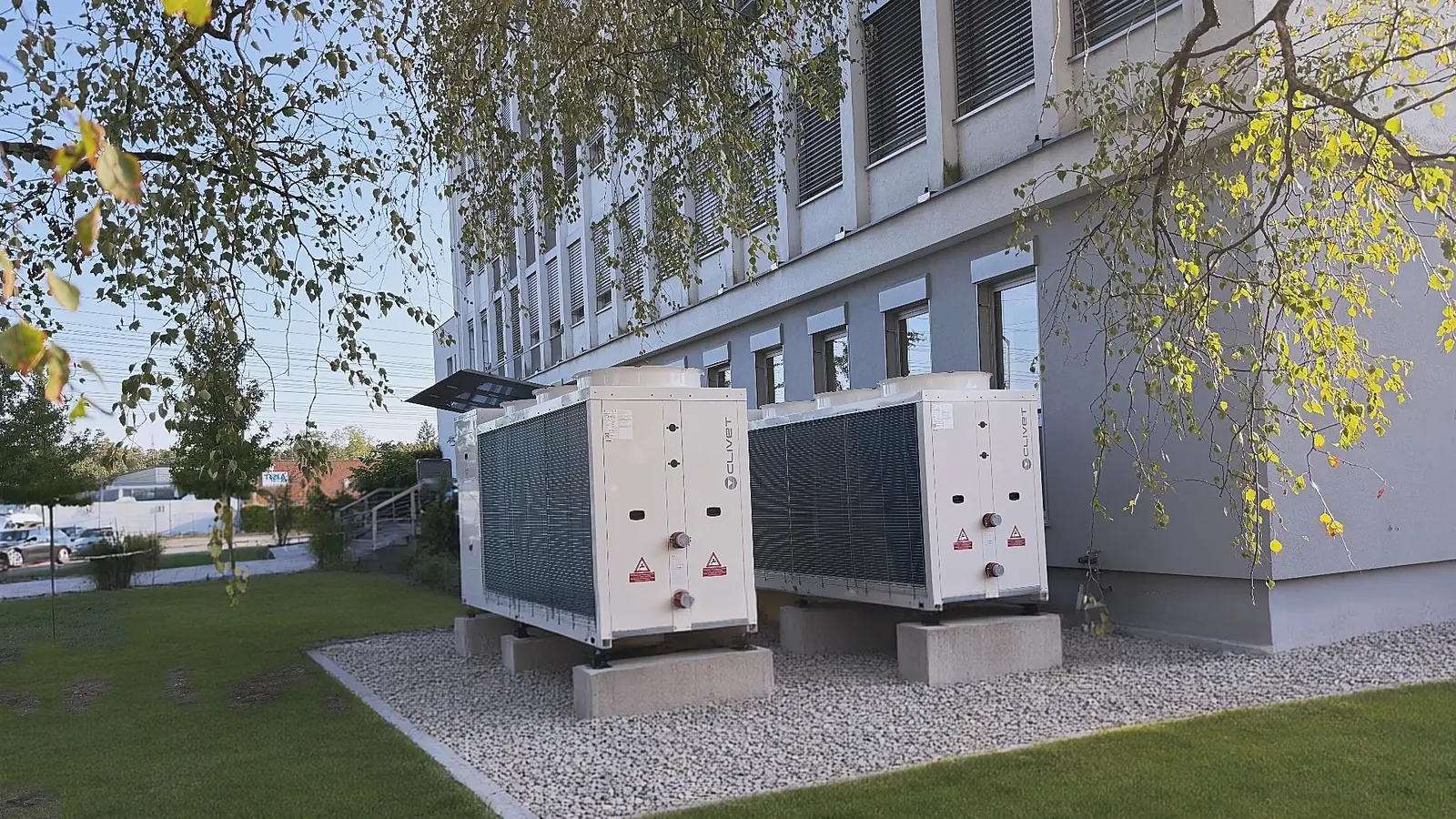 Zwei Großwärmepumpen auf Betonsockeln an einem Bestandsgebäude