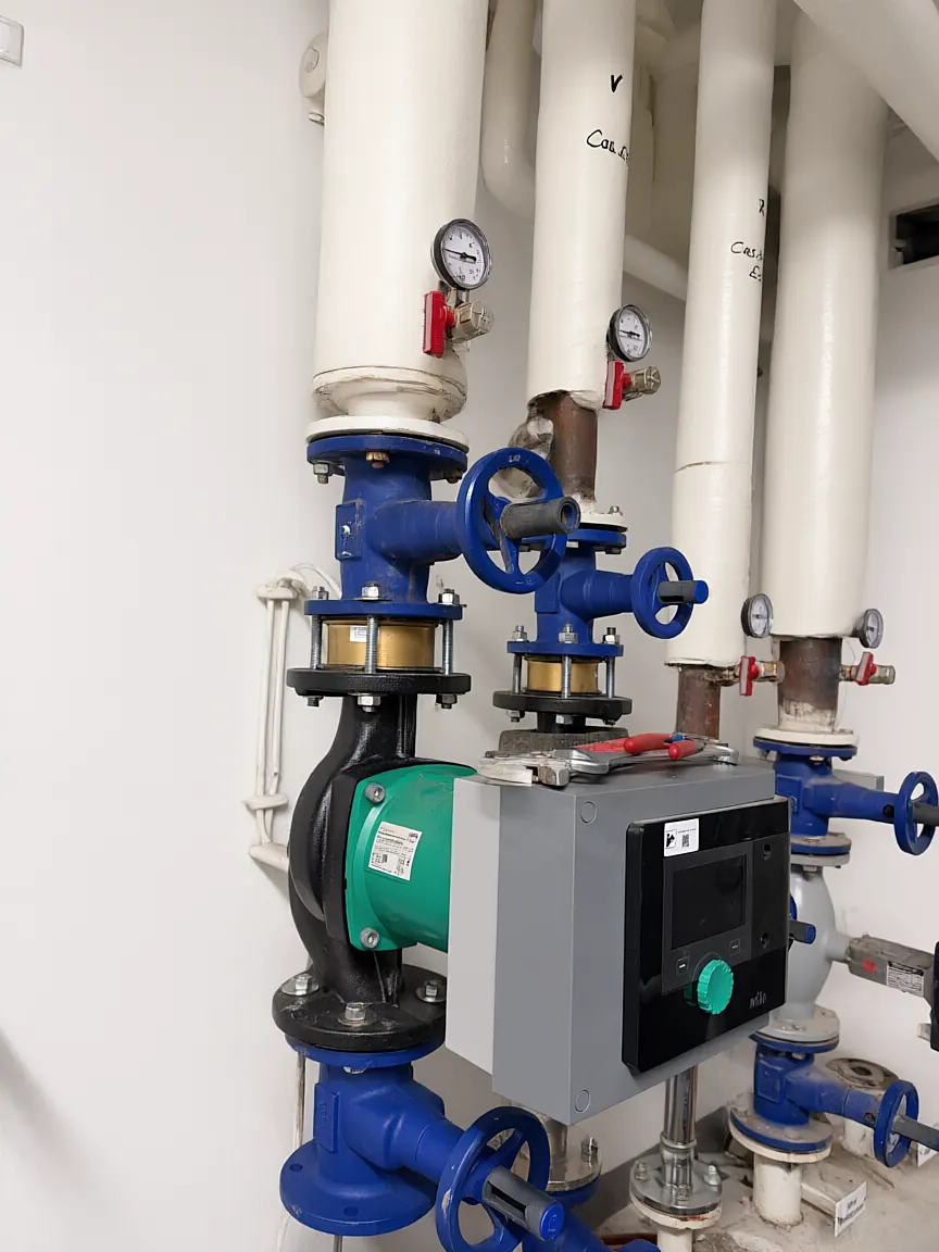 Heizungsverteilung mit Hocheffizienzpumpe und Absperrarmaturen