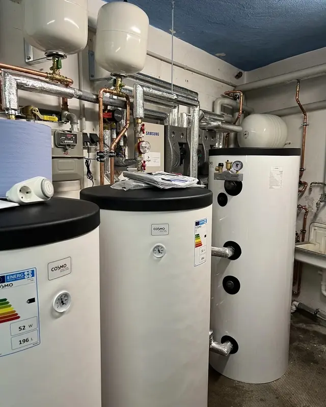 Warmwasser- und Pufferspeicher im Technikraum