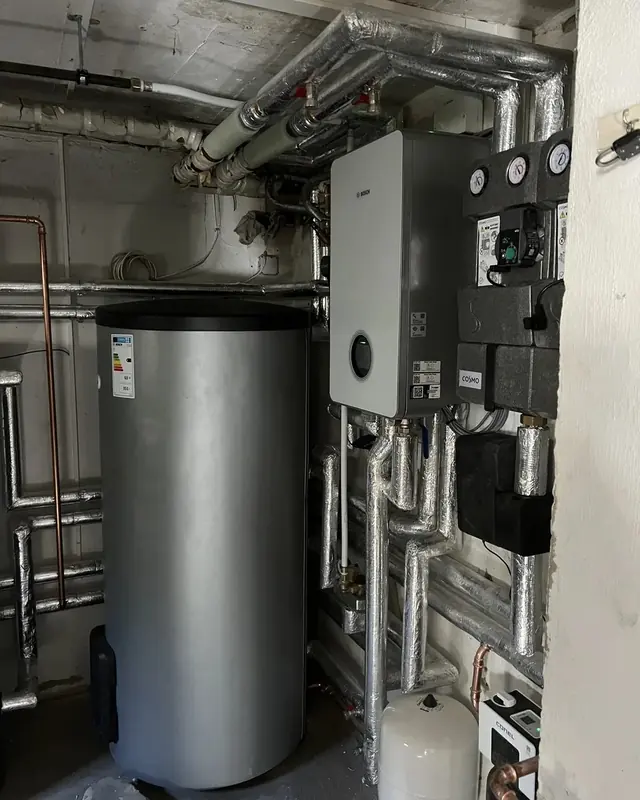 Speicher und Wärmepumpenregelung im Heizungskeller