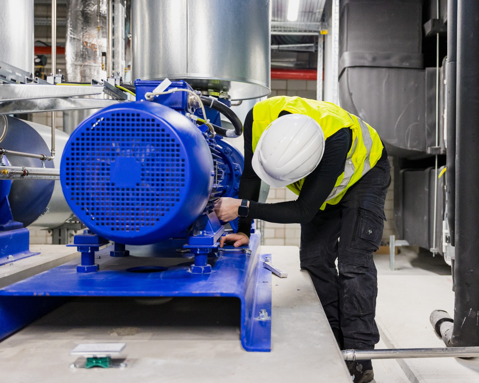 Servicetechniker an Industriepumpe