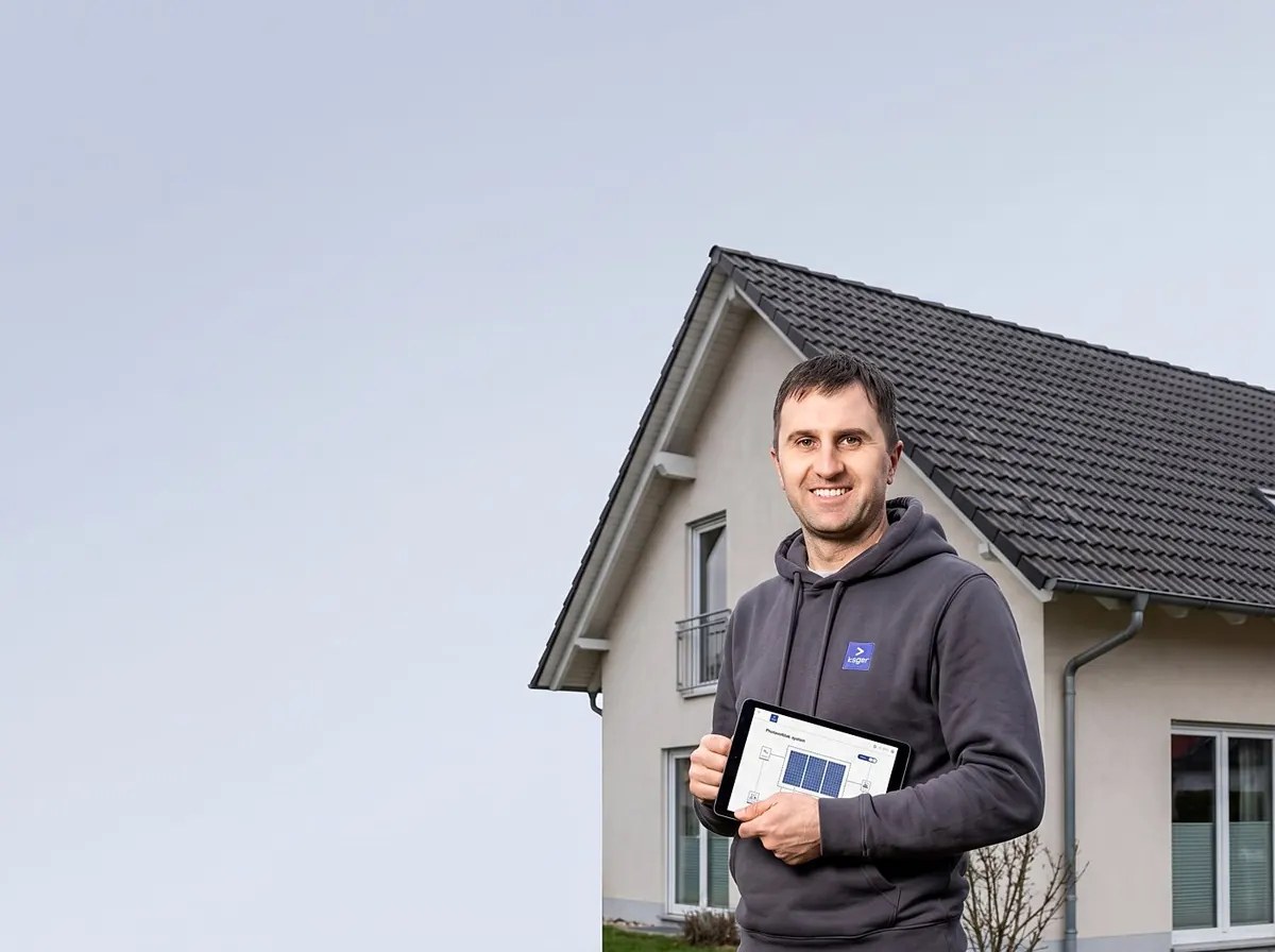 Projektleiter Eugen Kravchenko mit Tablet vor einem Wohnhaus
