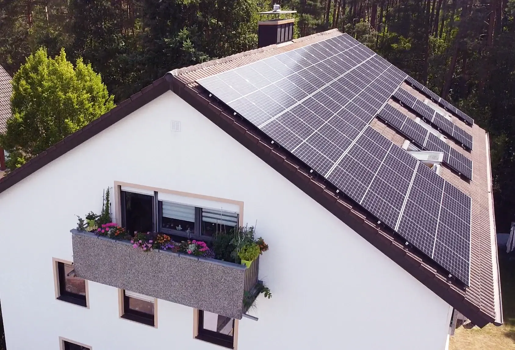 Photovoltaikanlage auf einem Einfamilienhaus mit Wärmepumpe und Wallbox
