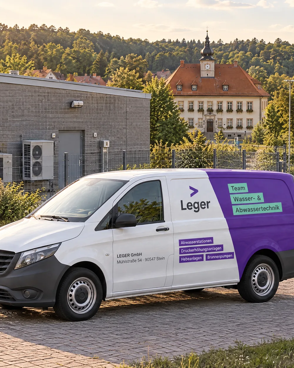 LEGER-Servicewagen vor einem Abwasserpumpwerk am Fluss
