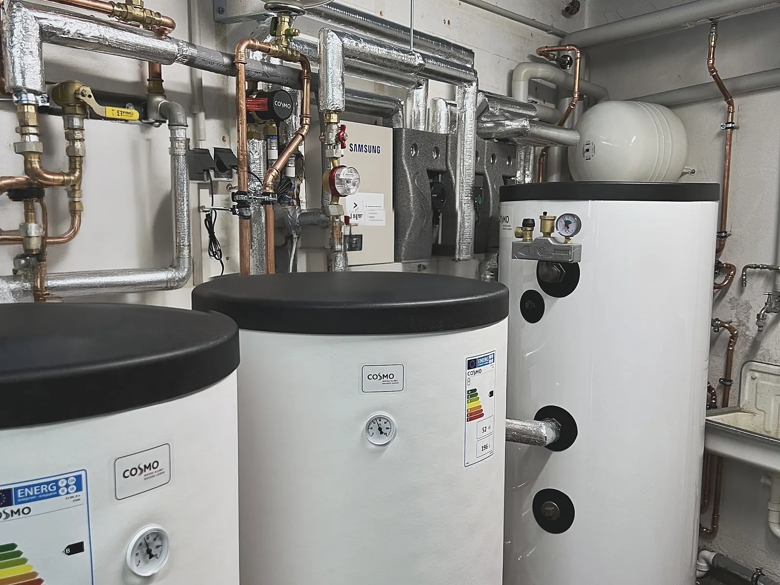 Warmwasser- und Pufferspeicher mit Hydraulik in einem Heizungskeller