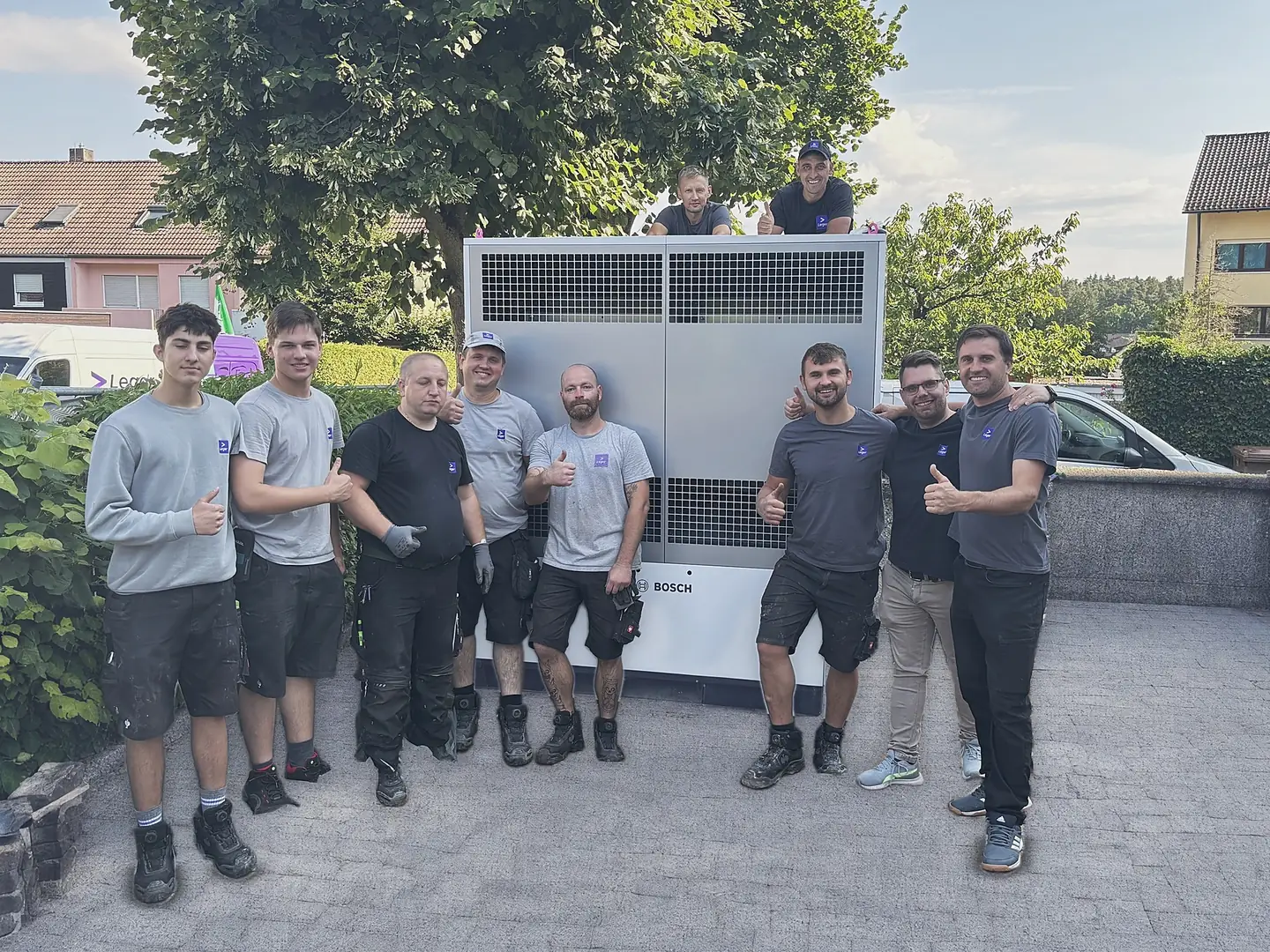 LEGER-Montageteam vor einer neu aufgestellten Großwärmepumpe