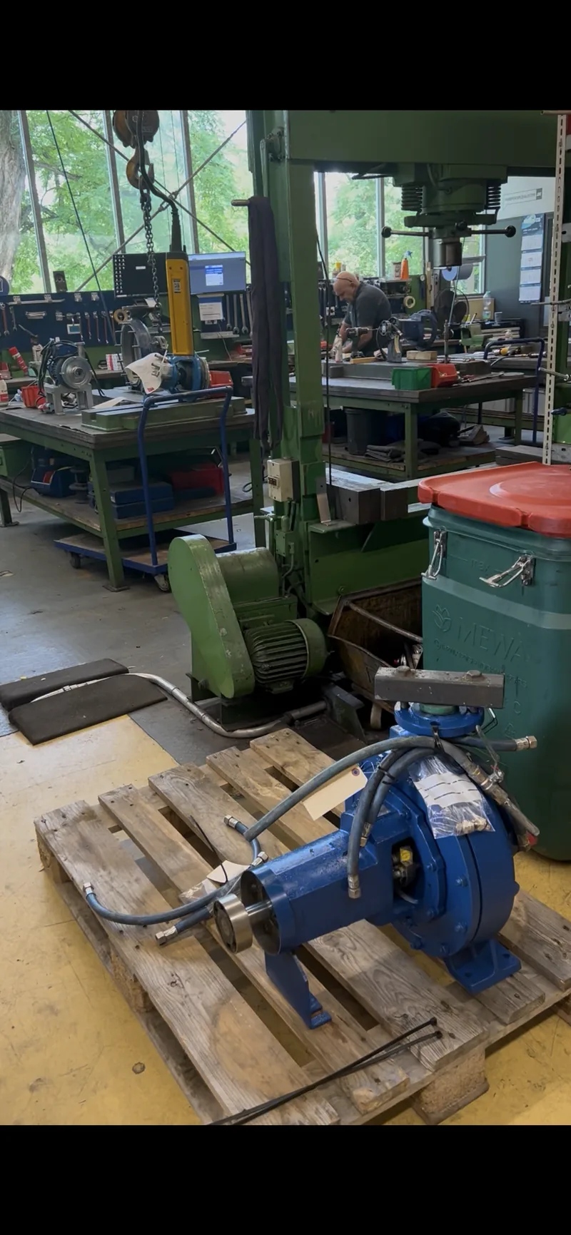 Blaue Pumpe ohne angebauten Motor auf einer Palette in der LEGER-Werkstatt