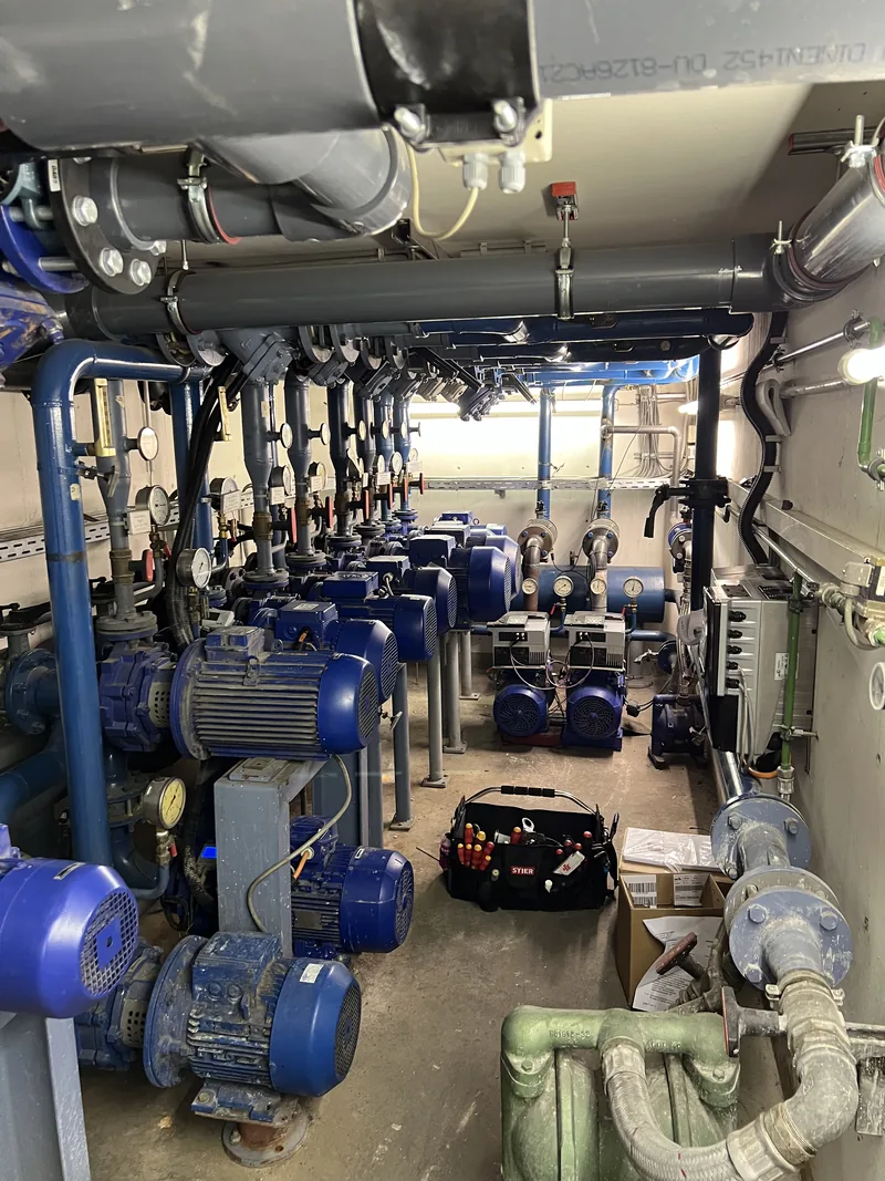 Mehrere blaue Pumpenaggregate in einer Druckerhöhungsstation