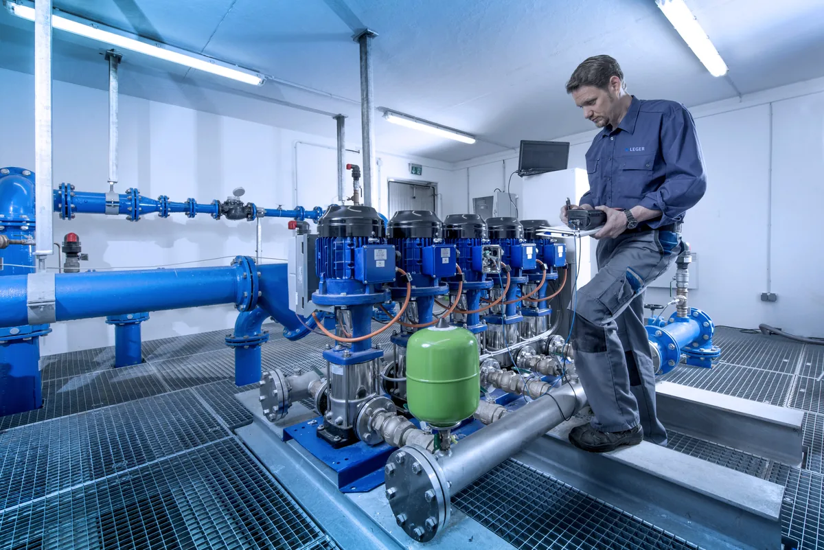 LEGER-Servicetechniker bei der Wartung einer Druckerhöhungsanlage