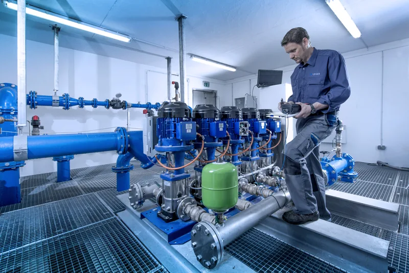 LEGER-Techniker bei der Arbeit an einer Pumpenanlage im Technikraum